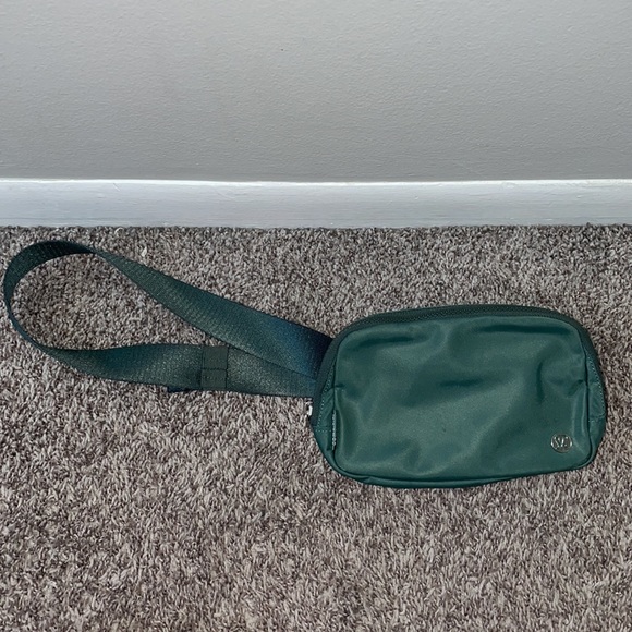 Lululemon belt bag in green - Picture 2 of 5